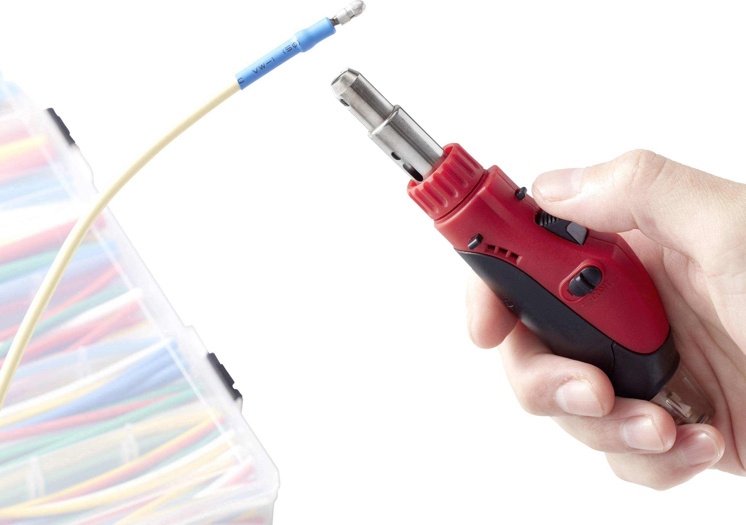 Eine Hand hält einen roten Gasbrenner, der auf ein blau markiertes Kabelende gerichtet ist, neben einem Kabelsortierkasten.