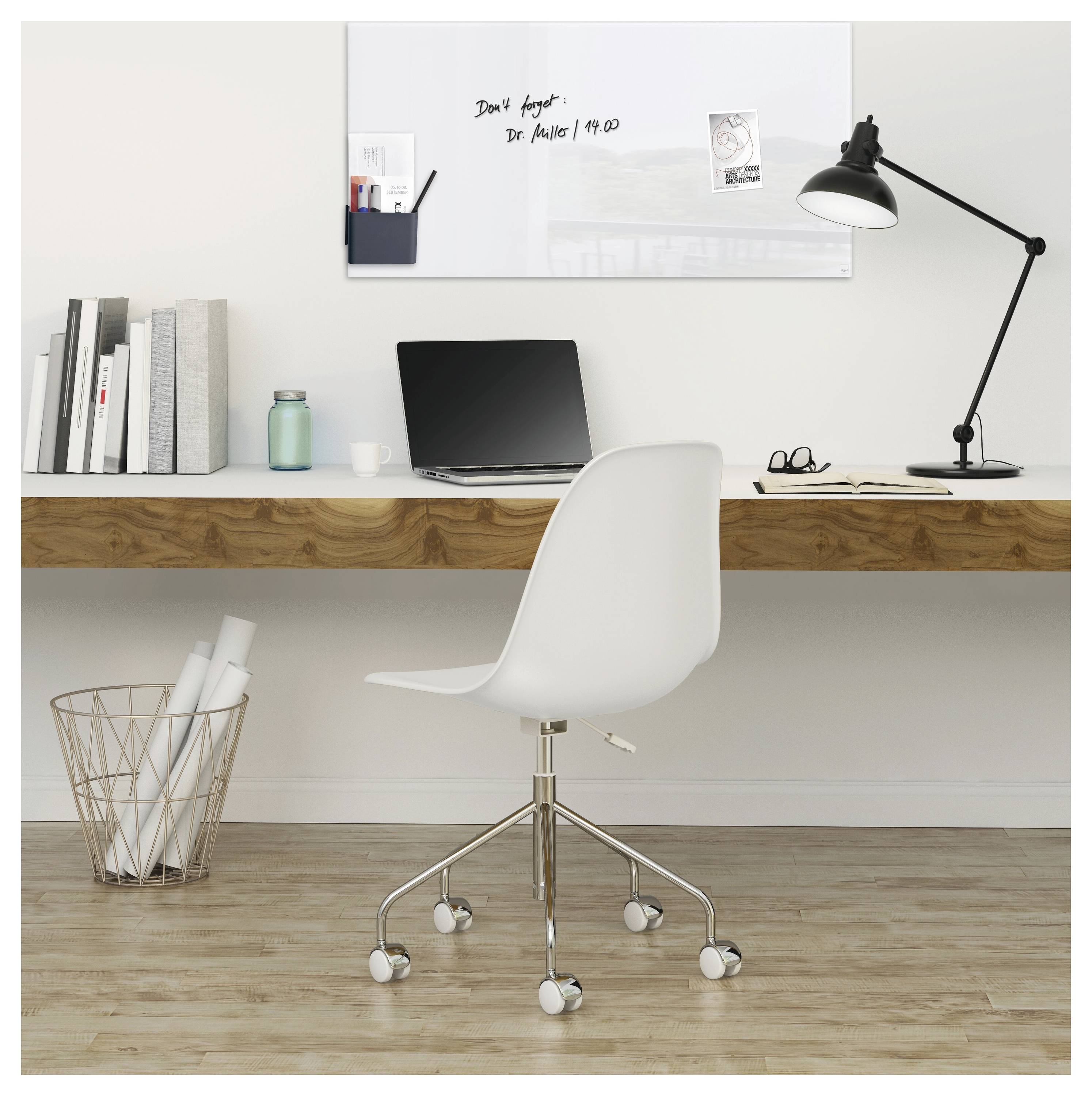 Minimalistisches Arbeitszimmer mit weißem Stuhl, Holzschreibtisch, Laptop, Lampe, Büchern und einer Wandtafel mit der Aufschrift „Dr. Müller nicht vergessen 4/02".