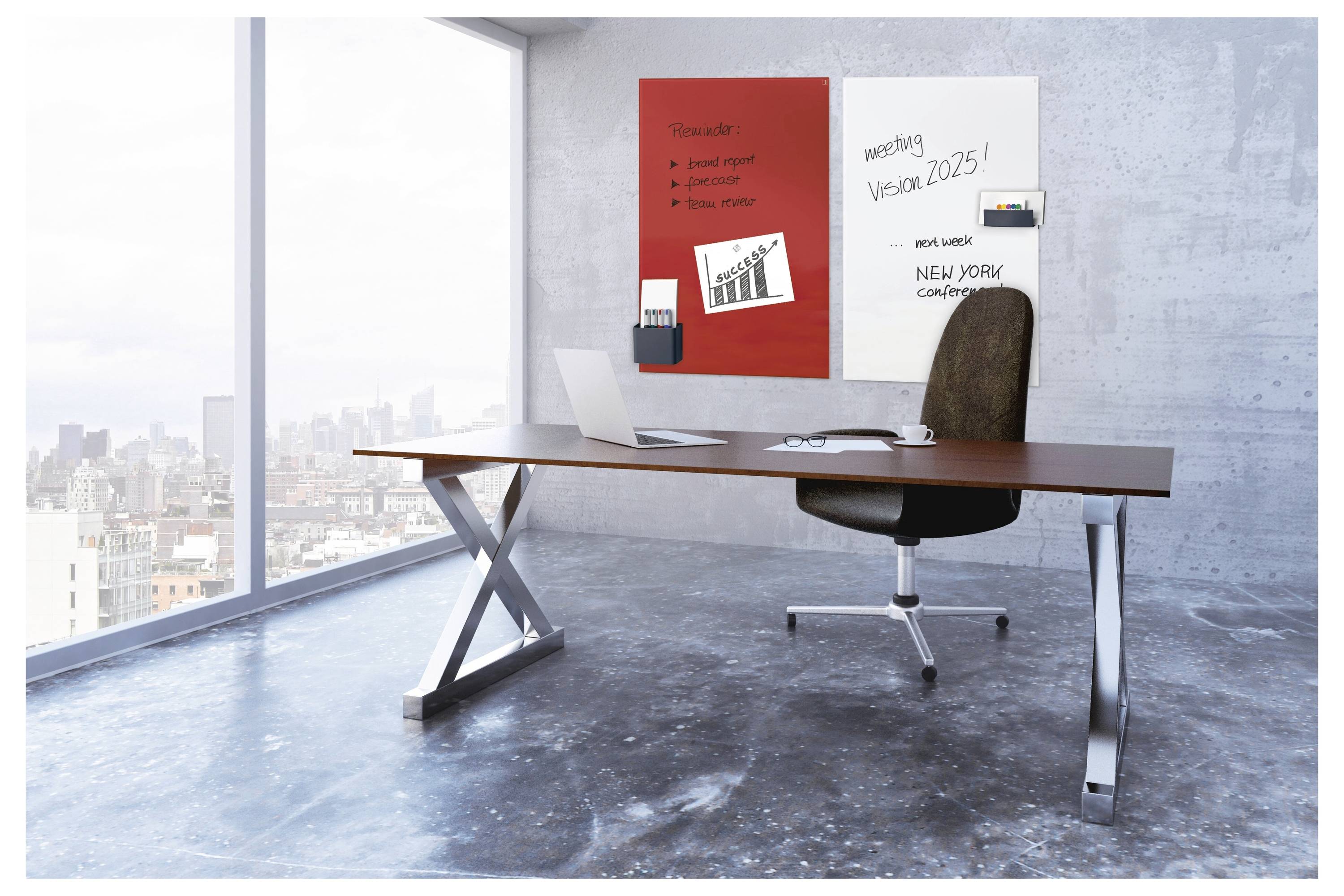 Modernes Büro mit großem Fensterblick, Schreibtisch und Stuhl, Laptop und Wandtafeln mit den Aufschriften „Meeting Vision 2025" und „New York conference".