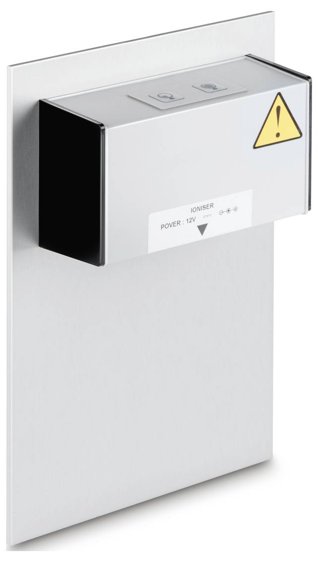 Rechteckiger Metallkasten an der Wand, mit Bedienfeld oben. Warnsymbol auf der Seite zeigt elektrische Gefahr an.