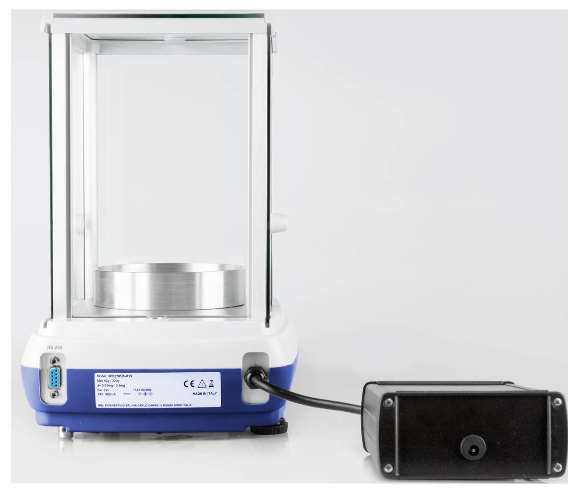 Präzisionswaage mit Glasabdeckung und digitalem Display, verbunden mit externer schwarzen Steuerbox. Verwendet für genaue Gewichtsmessungen.