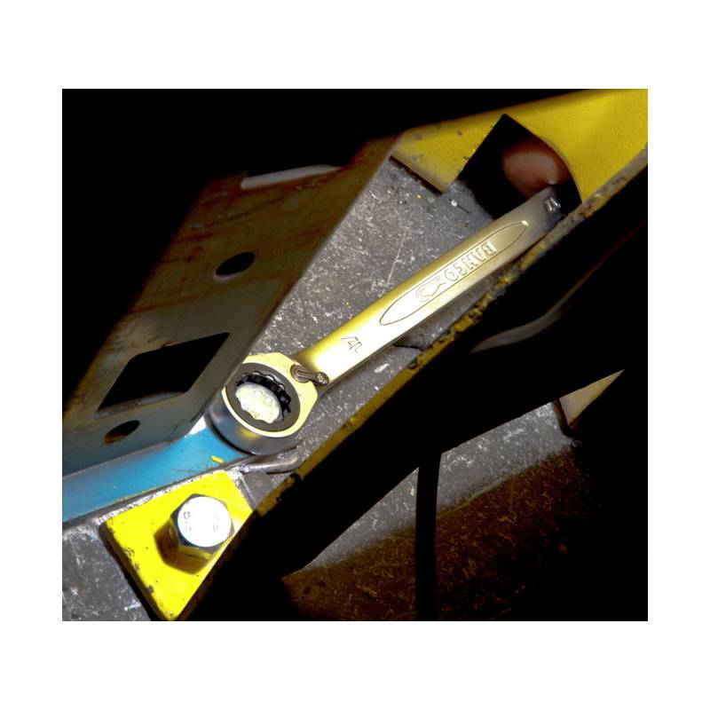 Ein Schraubenschlüssel wird auf einen Bolzen in einer mechanischen Anordnung gelegt, was einen Reparatur- oder Wartungsvorgang an einer Maschine veranschaulicht.