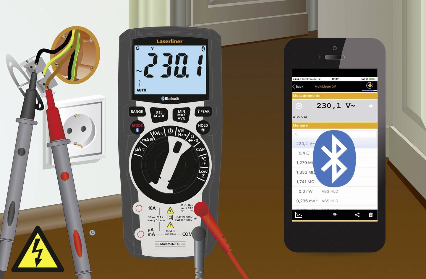 Digitales Voltmeter misst 230,1 Volt an einer Steckdose, verbunden mit einem Smartphone über Bluetooth. Sicherheitszeichen: Stromgefahr.