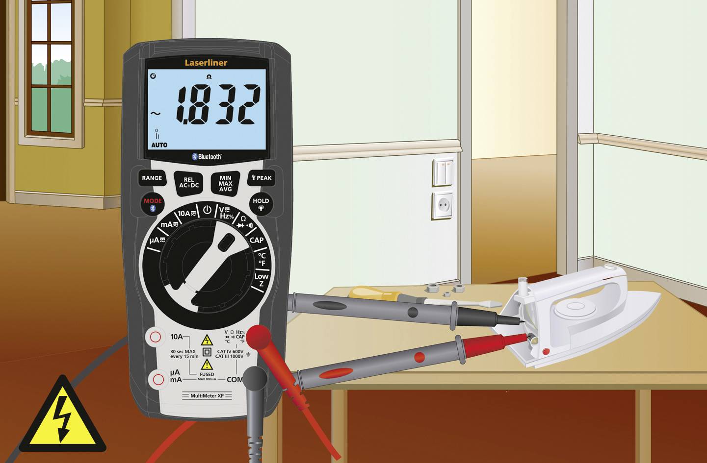 Ein digitales Multimeter misst eine Spannung von 183,2 V an einem Bügeleisen auf einem Tisch in einem Raum. Warnsymbol für Elektrizität sichtbar.