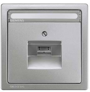 Ein silberfarbener Ethernet-Anschluss von Siemens in einer Wandplatte, geeignet für Netzwerkkabelverbindungen in Gebäuden.