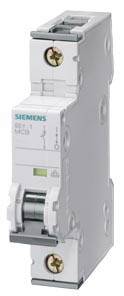 Ein weißer Siemens-Leistungsschalter mit silbernen Schrauben. Gerät ist schmal und vertikal ausgerichtet.