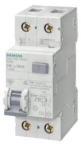 Ein weißer Siemens-Leitungsschutzschalter, Modellnummer sichtbar, mit Kippschalter und Anschlussklemmen oben und unten.