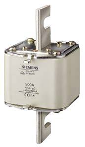 Ein quadratischer NH-Sicherungseinsatz von Siemens, Typ NH4 gg, 800A, mit Metallkontakten oben und unten, zur Sicherung in elektrischen Systemen.