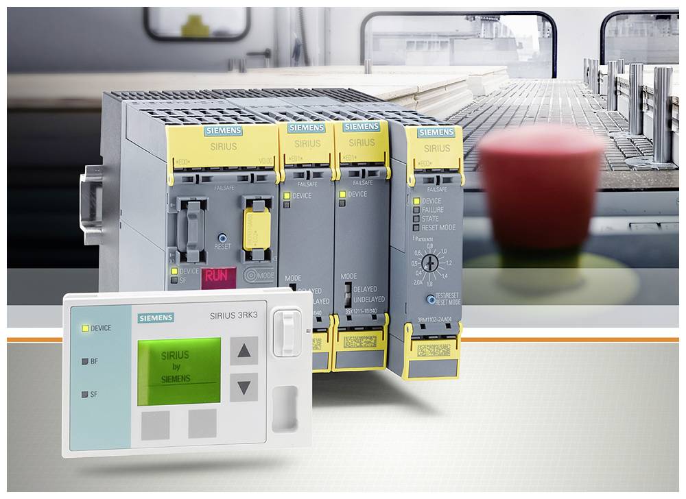 Siemens-Steuergeräte für Sicherheit und Automatisierung in industrieller Umgebung. Vordergrund zeigt ein Display mit Steuerungsoptionen.