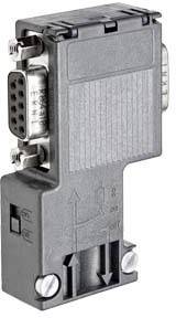 Grauer elektrischer Adapter mit Metallanschlüssen und geprägten Pfeilen, die eine Flussrichtung anzeigen. Verwendung für Verbindung von Geräten.