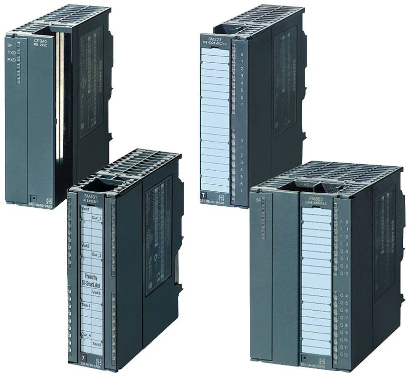Vier neben- und übereinander stehende Industrie-Steuermodule mit variierenden Anzeigen und Ports, typisch für Automatisierungstechnik.