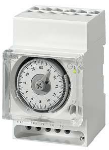 Zeitschaltuhr in Nahaufnahme. Sie zeigt eine 24-Stunden-Anzeige mit einstellbarem Ziffernblatt, um elektrische Geräte zeitgesteuert ein- und auszuschalten.