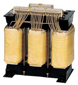 Ein dreiphasiger Transformator mit drei großen gewickelten Spulen, die mit Drähten verbunden sind, steht aufrecht auf einer schwarzen Basis.