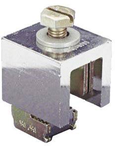 Metallische Klemme mit Schraube, verwendet zur elektrischen Verbindung oder Befestigung, zeigt eine glänzende, robuste Oberfläche.