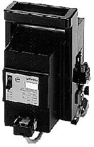 Schwarzes elektrisches Gerät mit Schalter, Knopf und Etikett vorne. Wahrscheinlich elektrischer Leistungsschalter.