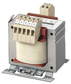 Transformator mit mehreren Anschlussklemmen oben sichtbar, montiert auf einer Metallhalterung, für elektrische Schaltungen geeignet.
