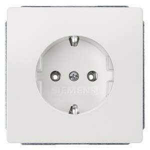 Weiße europäische Steckdose mit zwei runden Löchern und Schutzkontakt.