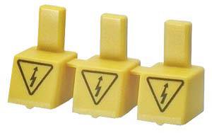Drei gelbe Kunststoffstecker mit Blitzsymbol, das vor elektrischer Gefahr warnt.