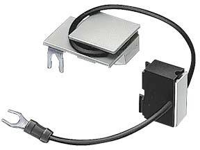 Ein elektrisches Bauteil mit einem grauen Kabel und einem Gabelanschluss. Es hat eine silberne und schwarze Abdeckung.