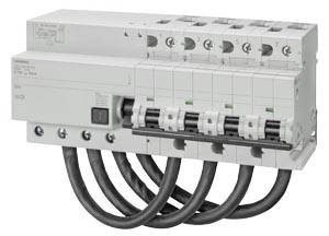 Ein mehrpoliger Leitungsschutzschalter mit fünf Kippschaltern, jeweils mit schwarzem Kabel verbunden, dient dem elektrischen Schutz.