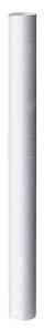 Eine lange, vertikale, weiße Säule oder Rohr vor einem weißen Hintergrund.
