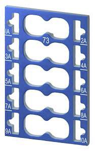 Ein blauer Halter mit zehn nummerierten Steckplätzen, von 1A bis 10A. Jeder Steckplatz hat eine spezielle Form.