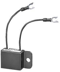 Ein elektrischer Kondensator mit zwei verbundenen Kabeln und Gabelanschlüssen, zur Speicherung elektrischer Ladung in Schaltkreisen verwendet.