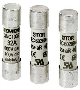 Drei zylindrische Sicherungen mit Aufschriften: 'SIEMENS 3NC1032 32A 600V a.c. 400V d.c.', 'SITOR IEC 60269-4 aR'.