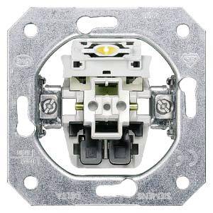 Elektrischer Steckdoseneinsatz aus Metall, mit zwei festgeschraubten Drähten in der Mitte, umgeben von einem quadratischen Rahmen.