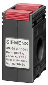 Schwarzer Siemens-Stromwandler mit rotem Einsatz und einem Etikett: '3NJ69 0-3BD11, Kn = 100/1 A, 2,5 VA Kl. 1 FS 5, Made in Germany'.
