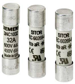 Drei elektrische Sicherungen mit Beschriftung: '32A, 600V a.c., 400V d.c., Made in U.K.' und 'SITOR, CE 60269-4, aR'.