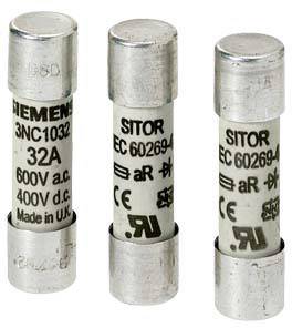 Drei Sicherungen mit Beschriftungen: 'SITOR', '32A', '600V a.c.', 'Made in U.K.'.