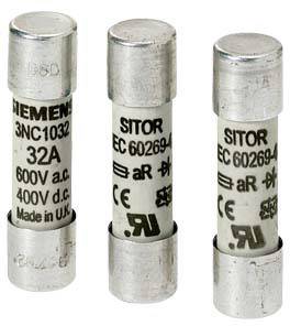 Drei Sicherungen mit der Aufschrift '32A', '600V a.c.', '400V d.c.'. Herstellerangaben: Siemens, Sitor. Produkt aus Großbritannien.