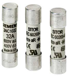 Drei zylindrische Sicherungen mit Aufschriften: 'SIEMENS', '3NC1032', '32A', '600V a.c.', 'SITOR', 'EC 60269-4', 'Made in U.K.'.