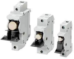 Drei weiße elektrische Sicherungsautomaten unterschiedlicher Größe stehen nebeneinander vor einem neutralen Hintergrund.