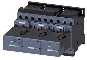 Ein elektrisches Schaltschütz von Siemens in Dreiergruppe, geeignet für industrielle Anwendungen zur Steuerung von Maschinenlasten.