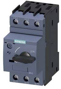 Ein elektrischer Leistungsschalter von Siemens in dunkler Farbe, mit Kippschalter und mehreren Anschlussklemmen oben und unten.