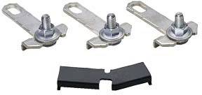 Drei Metallhalterungen mit Schrauben und Muttern, aufgereiht oberhalb eines schwarzen Kunststoffstücks, auf weißem Hintergrund.