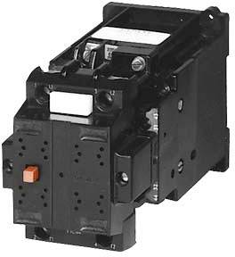 Ein schwarzer elektrischer Schaltschütz mit einer roten Taste. Hauptbestandteil eines elektrischen Schaltsystems.