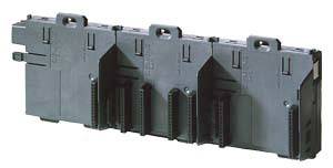 Schwarzes, rechteckiges elektronisches Modul mit mehreren Steckplätzen und Griffen, zur Steuerung oder Verbindung technischer Komponenten.