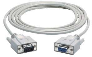 Ein graues serielles Kabel mit einem 9-poligen Stecker an beiden Enden, verwendet häufig für Datenübertragungen zwischen Geräten.