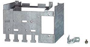 Metallrahmen mit quadratischer Öffnung, neben einer metallischen Halterung und Schraube.