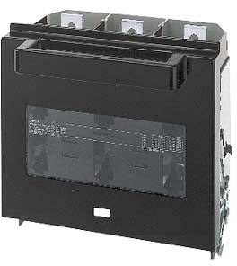 Schwarzes elektrisches Bauteil mit drei Steckplätzen oben, möglicherweise ein Anschlussmodul oder eine Sicherungseinheit.