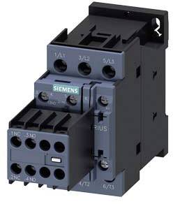 Ein grauer elektrischer Schütz von Siemens mit mehreren Klemmen und Anschlüssen, verwendet zum Schalten elektrischer Stromkreise.