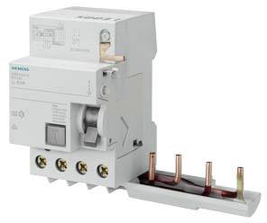 Ein FI-Schutzschalter der Marke Siemens mit vier Anschlussklemmen und Kupferverbindern. Dient zur Sicherheit in elektrischen Anlagen.