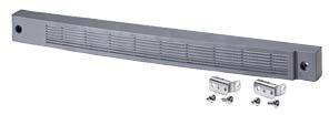 Langes, schmales Lüftungsgitter aus Metall mit Befestigungsteilen. Enthält Schrauben und Halterungen für die Montage.