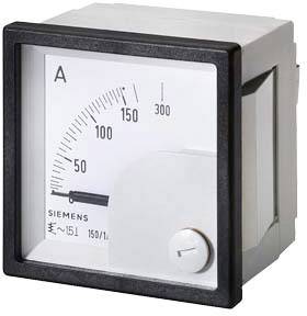 Ein analoges Amperemeter zeigt eine Skala von 0 bis 300 Ampere. Der Zeiger steht knapp über 0. Gerätehersteller: Siemens.