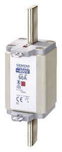 Ein NH-Sicherungseinsatz der Marke Siemens mit 400 V und 50 A, graues Gehäuse und Metalleinsätzen oben und unten. CE-Kennzeichnung sichtbar.