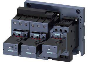 Ein elektrisches Schütz mit drei Leistungsschaltern auf einer Montageplatte, zur Steuerung und Schaltung von industriellen Stromkreisen.