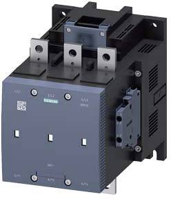 Ein elektrischer Leistungsschalter in einem schwarzen Gehäuse mit metallischen Anschlüssen oben. Geeignet für industrielle Anwendungen.